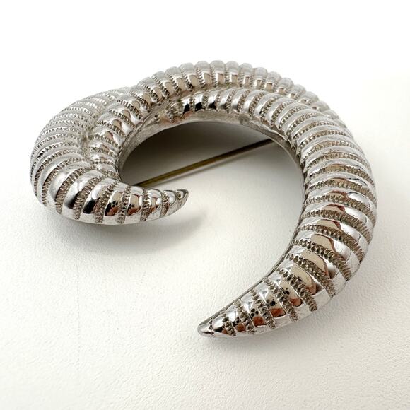 Monet Rams Horn Brooch Vintage Silver Tone Modernist Ribbed C-Shaped Pin Signed - Picture 11 of 13